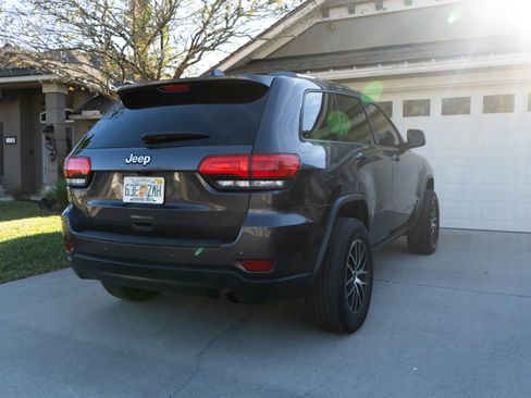 Used 2018 Jeep Grand Cherokee Laredo image 9