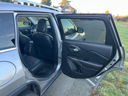 Used 2019 Jeep Cherokee Limited w/ Technology Group image 9