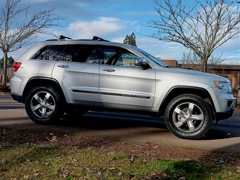 Used 2013 Jeep Grand Cherokee Overland w/ Advance Technology Group image 10