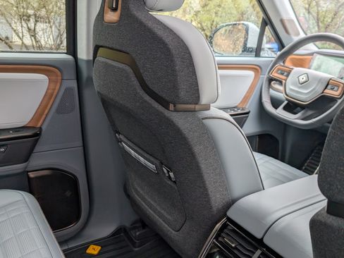 Used 2025 Rivian R1S Premium image 17