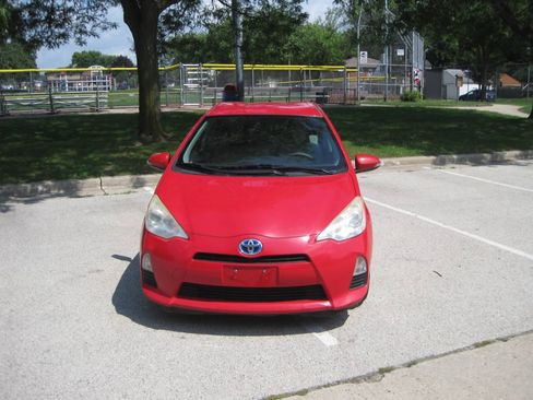 Used 2013 Toyota Prius C One image 2