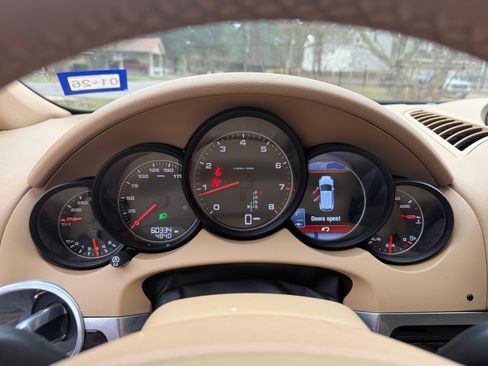 Used 2014 Porsche Cayenne Platinum Edition image 5