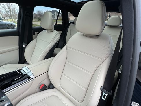 Used 2024 Mercedes-Benz GLC 300 4MATIC image 9