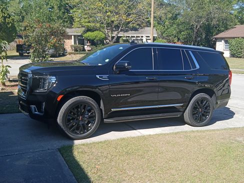 Used 2021 GMC Yukon SLT w/ Rear Media and Nav Package image 13