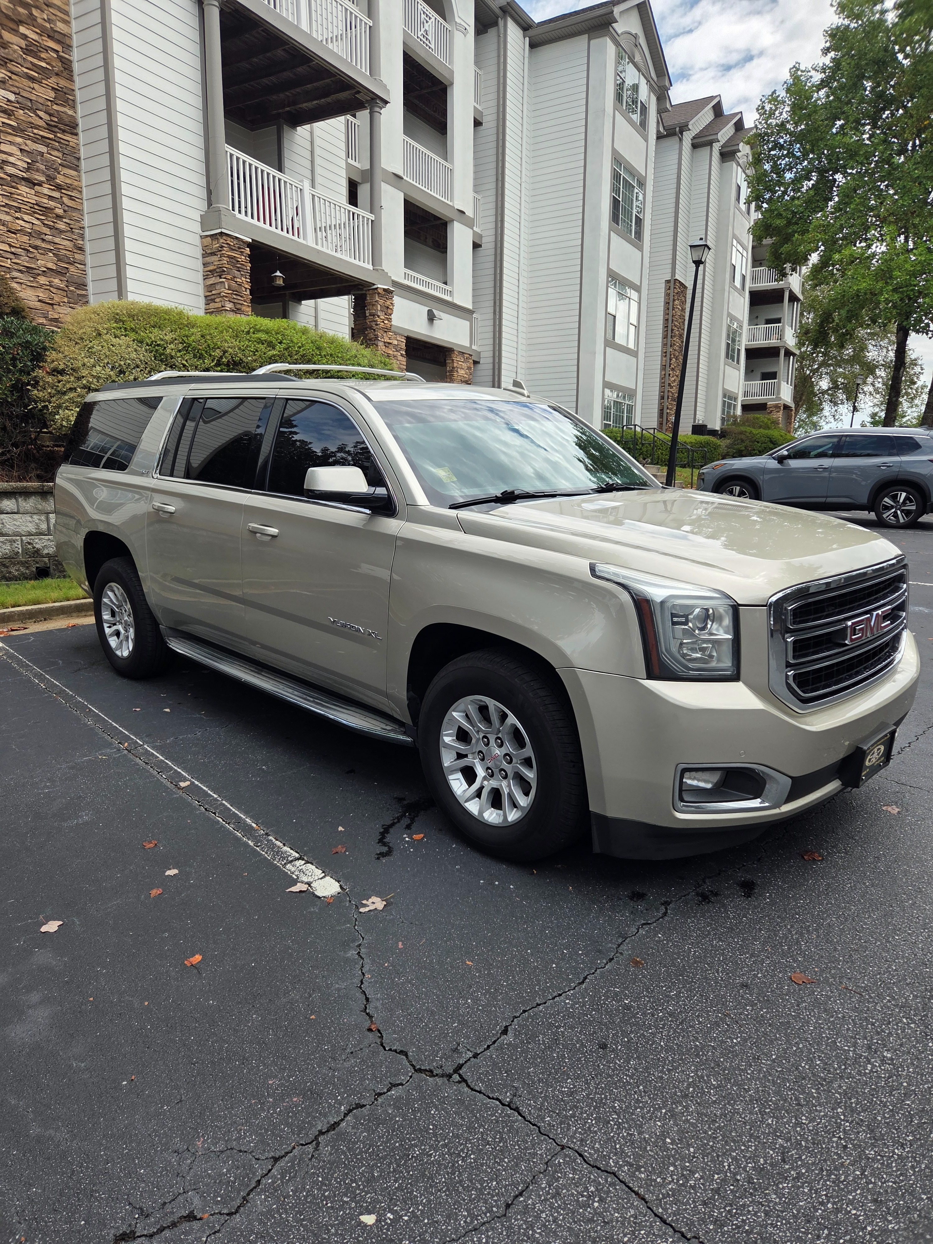 Used 2017 GMC Yukon XL SLT AWD/4WD image 1