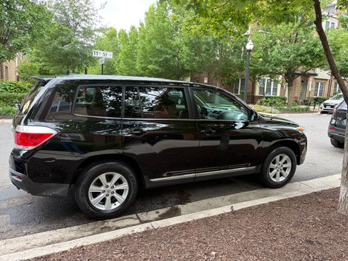 Used 2012 Toyota Highlander FWD image 2