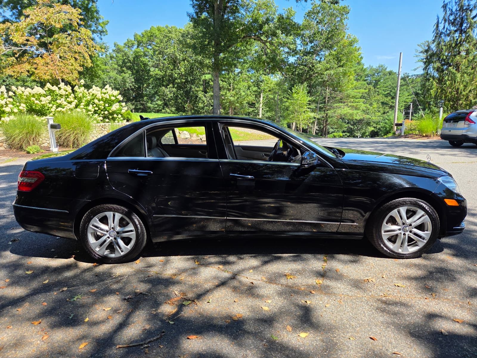 Used 2011 Mercedes-Benz E 550 4MATIC Sedan image 8