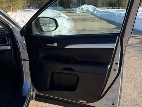 Used 2016 Toyota Highlander XLE image 11