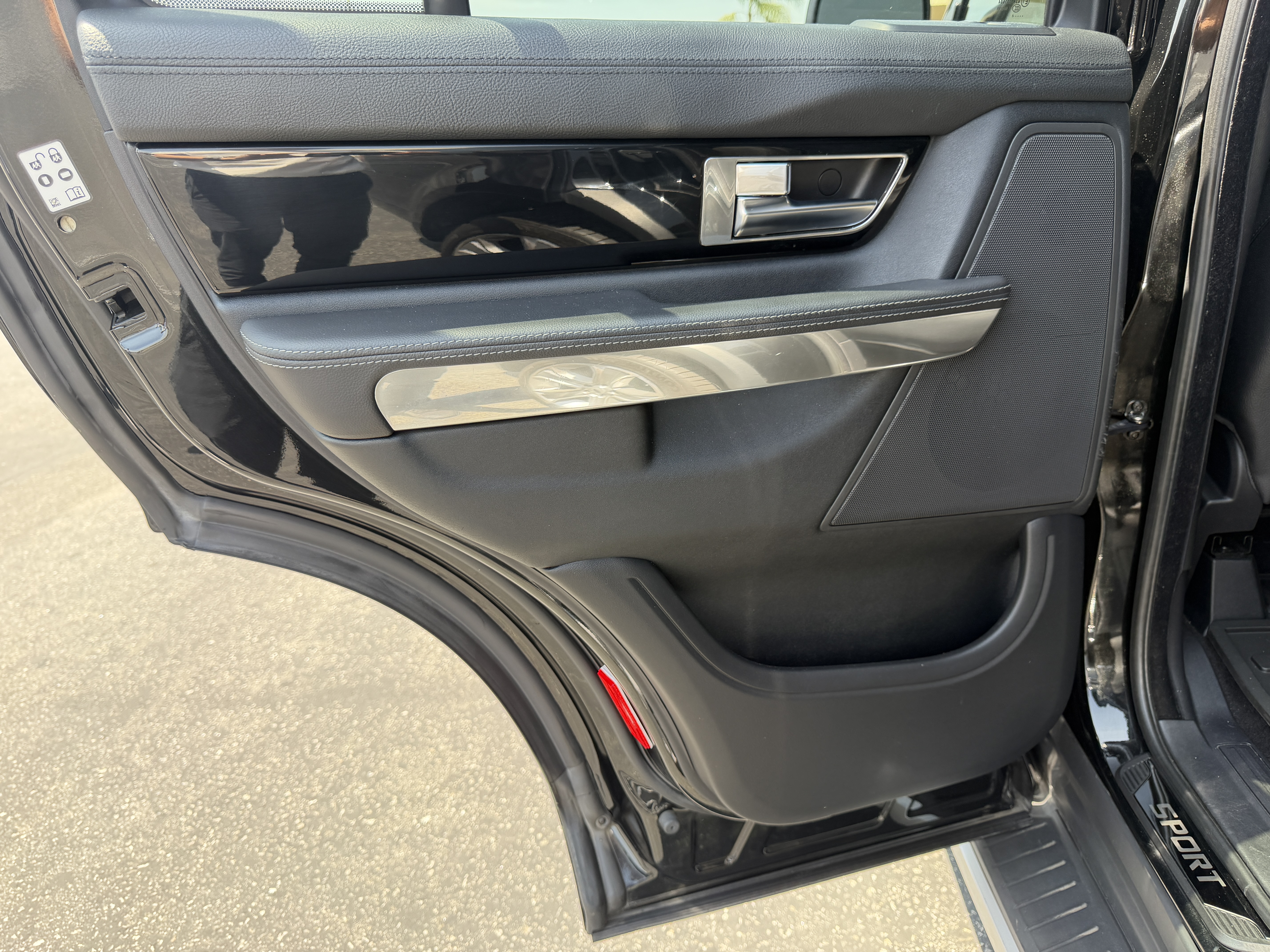 Used 2011 Land Rover Range Rover Sport HSE AWD/4WD image 17