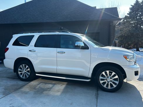 Used 2015 Toyota Sequoia Limited image 2