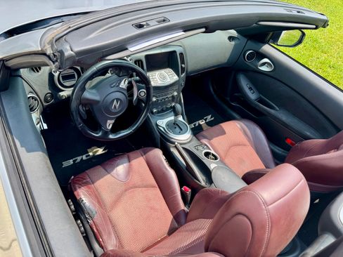 Used 2010 Nissan 370Z Touring w/ Sport Pkg RWD image 5