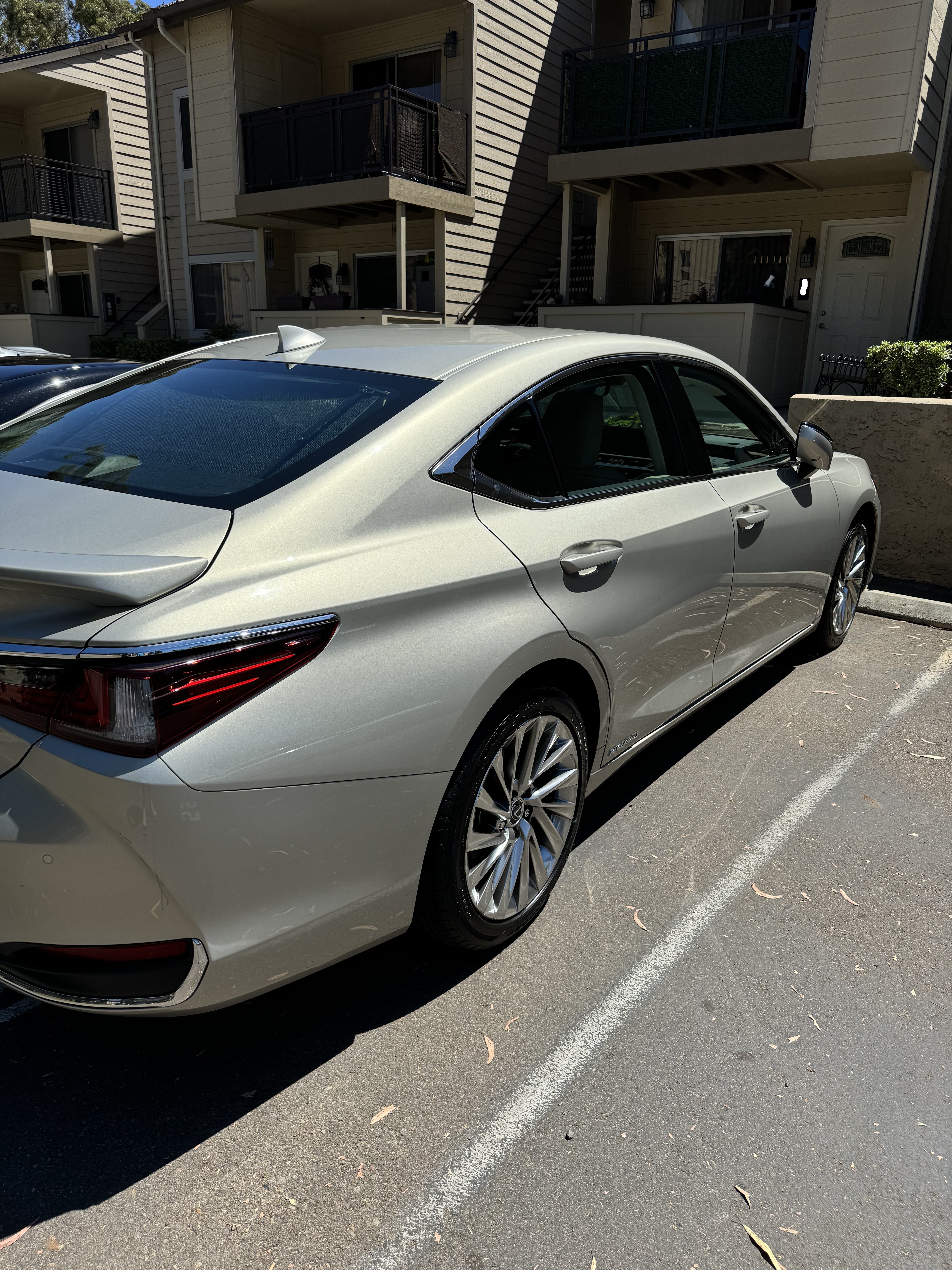 Used 2021 Lexus ES 300h w/ Accessory Package FWD image 5