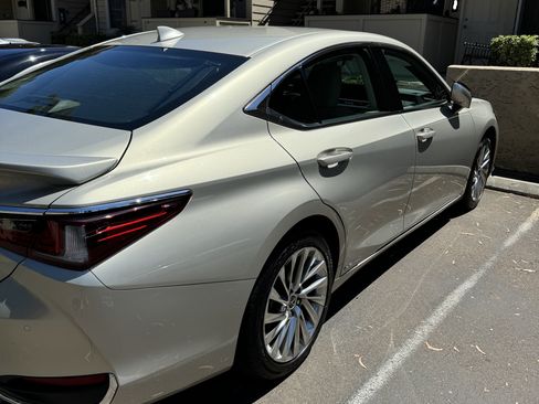 Used 2021 Lexus ES 300h w/ Accessory Package FWD image 5