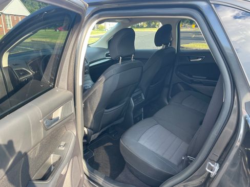 Used 2019 Ford Edge SE image 9