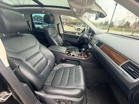 Used 2015 Volkswagen Touareg VR6 image 24