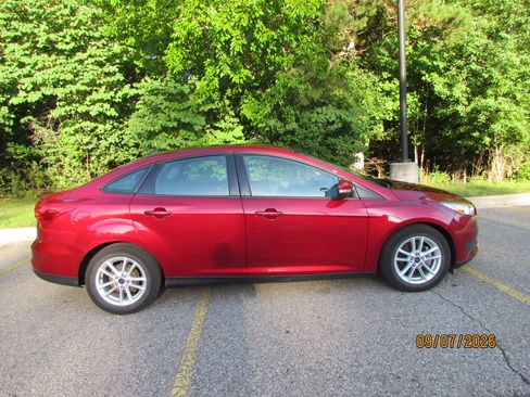 Used 2015 Ford Focus SE FWD image 17