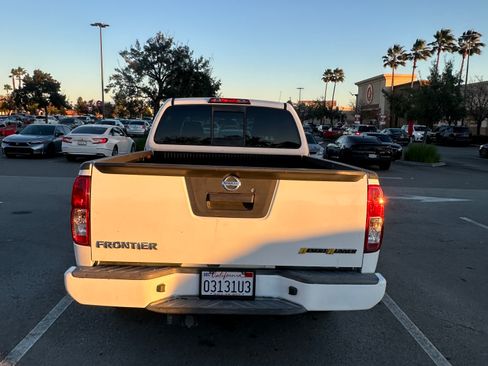 Used 2017 Nissan Frontier SV image 5