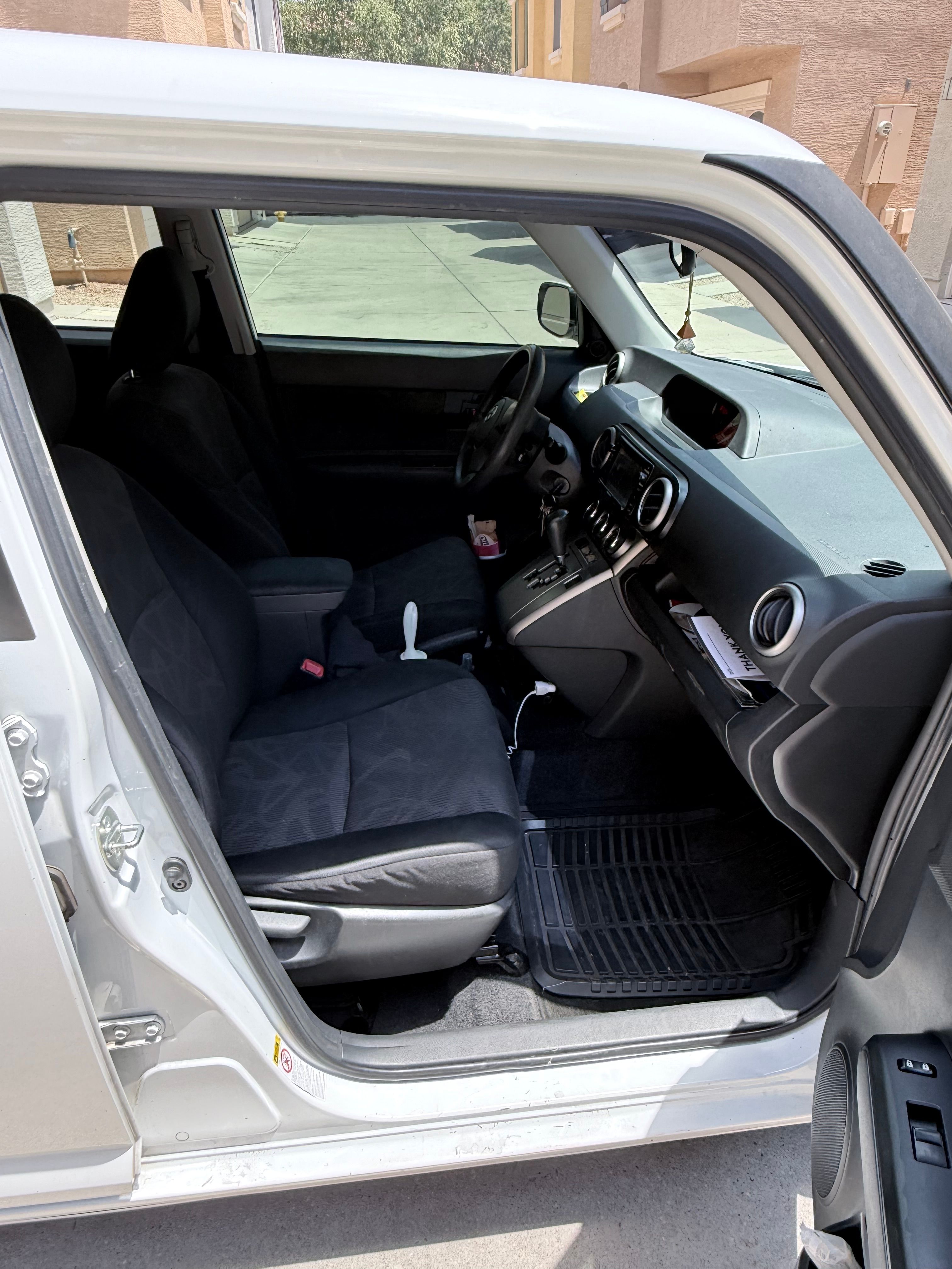 Used 2015 Scion xB FWD image 10