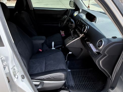 Used 2015 Scion xB FWD image 10