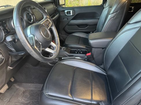 Used 2019 Jeep Wrangler Unlimited Sahara image 11