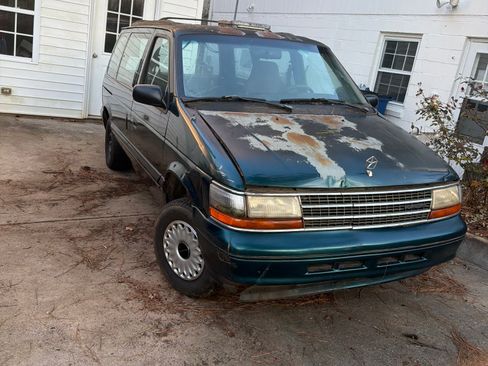 Used 1995 Plymouth Voyager image 1