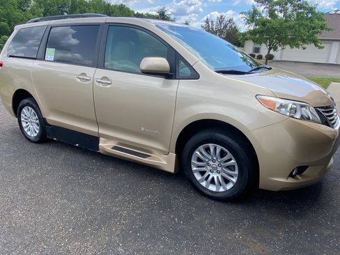 Used 2012 Toyota Sienna XLE FWD image 13