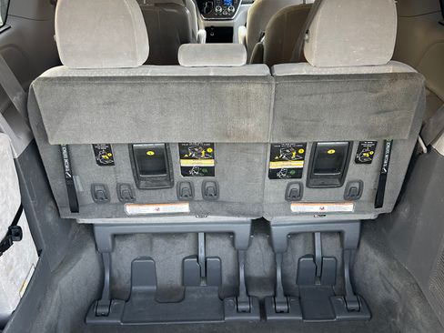 Used 2018 Toyota Sienna LE FWD image 25