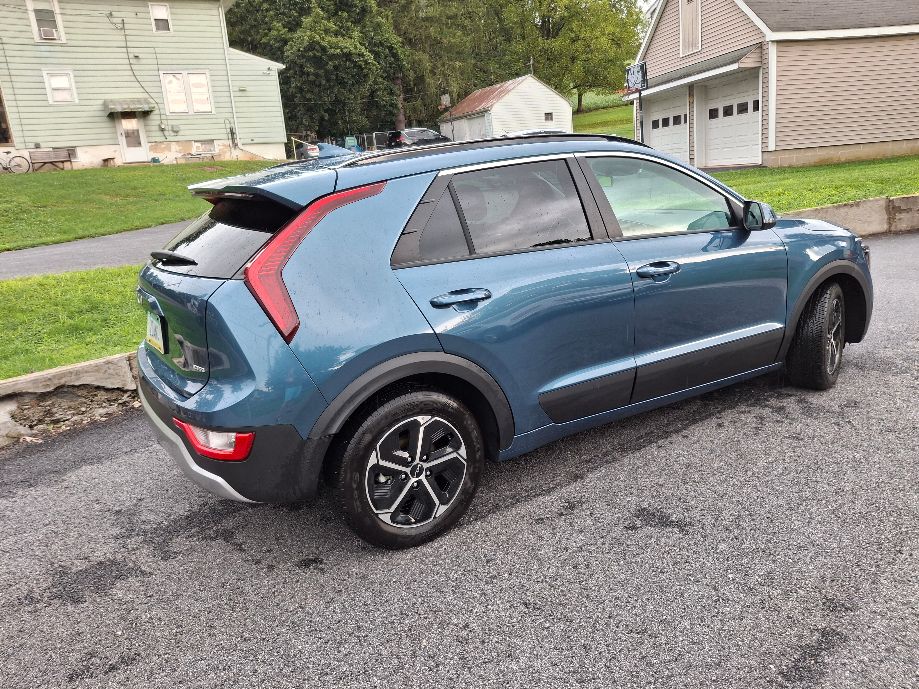 Used 2023 Kia Niro EX w/ EX Cold Weather Package FWD image 2