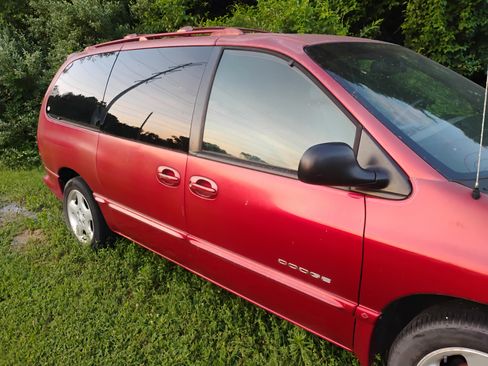 Used 1999 Dodge Grand Caravan ES image 1