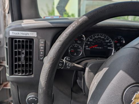 Used 2014 Chevrolet Express 4500 RWD image 9