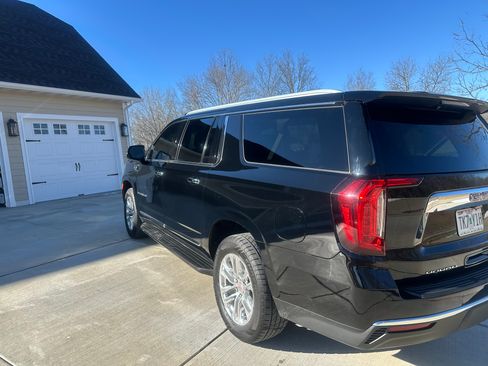 Used 2021 GMC Yukon XL SLT w/ SLT Premium Package image 2