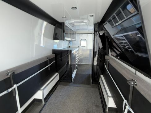 Used 2014 Mercedes-Benz Sprinter 2500 image 13