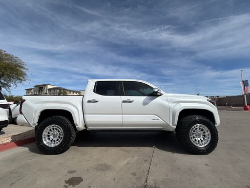 Used 2024 Toyota Tacoma Limited w/ Limited Package (LT) image 1