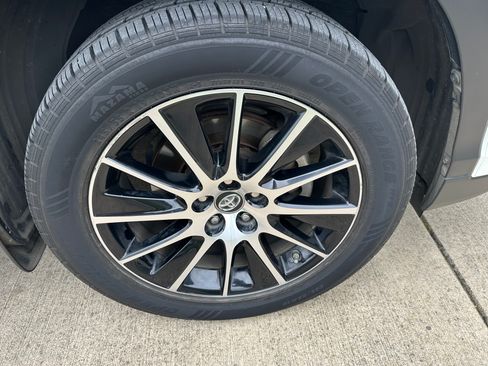 Used 2018 Toyota Highlander SE image 15