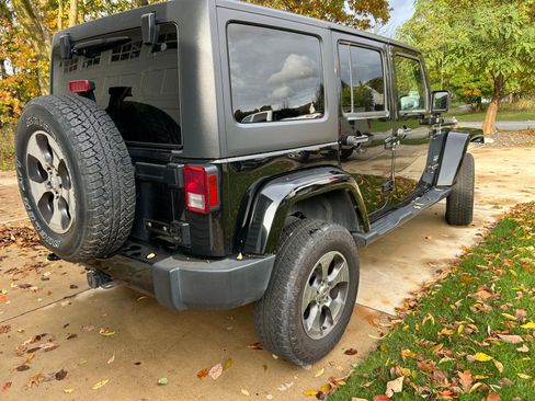 Used 2018 Jeep Wrangler Unlimited Sahara AWD/4WD image 4