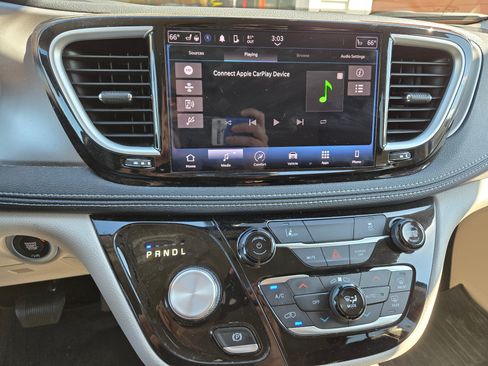 Used 2022 Chrysler Pacifica Touring-L image 5