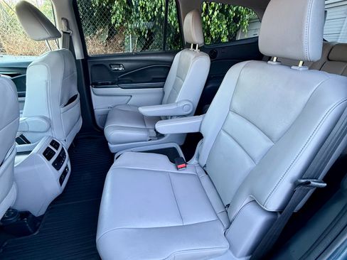 Used 2019 Honda Pilot Touring image 9
