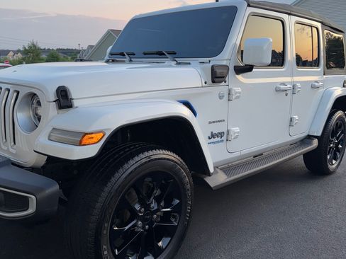 Used 2022 Jeep Wrangler Unlimited Sahara w/ Cold Weather Group image 6