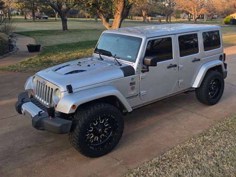 Used 2011 Jeep Wrangler Unlimited Sahara w/ Dual Top Group image 5