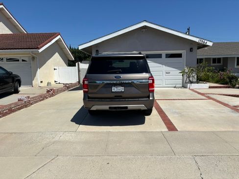 Used 2018 Ford Expedition Max XLT w/ Equipment Group 202A AWD/4WD image 11