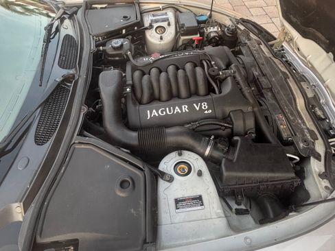 Used 2000 Jaguar XK8 Convertible image 11