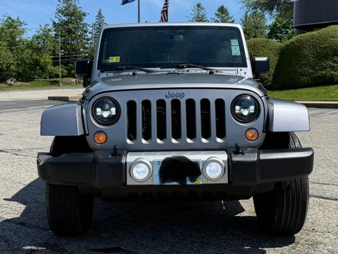 Used 2014 Jeep Wrangler Unlimited Sahara w/ Dual Top Group AWD/4WD image 5
