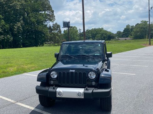 Used 2015 Jeep Wrangler Unlimited Sahara image 4