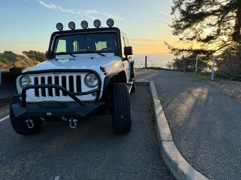Used 2016 Jeep Wrangler Unlimited Sahara image 2