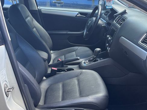 Used 2011 Volkswagen Jetta SEL FWD image 9
