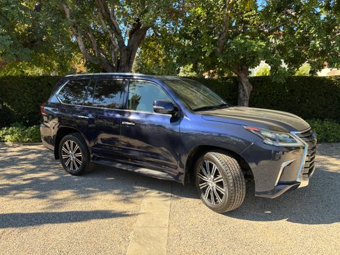 Used 2020 Lexus LX 570 4WD w/ Luxury Package image 4