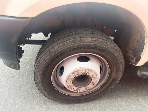 Used 2002 Ford F550 2WD Regular Cab Super Duty image 4