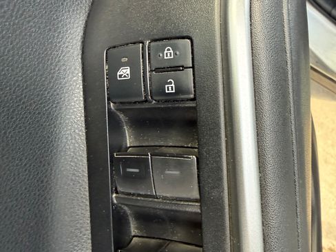 Used 2020 Toyota Highlander XLE FWD image 11