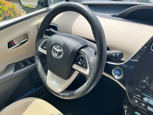 Used 2016 Toyota Prius Three w/ Advanced Technology Package FWD image 19