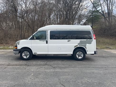 Used 2011 GMC Savana 2500 LT w/ LT Preferred Equipment Group image 5